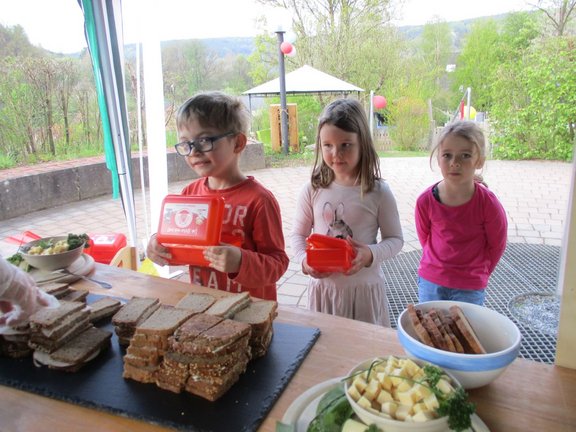 Gesunde Brotzeit Drei Kinder warten auf gesunde Brotzeit