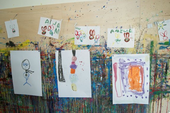 Wand mit vielen Kinderbildern