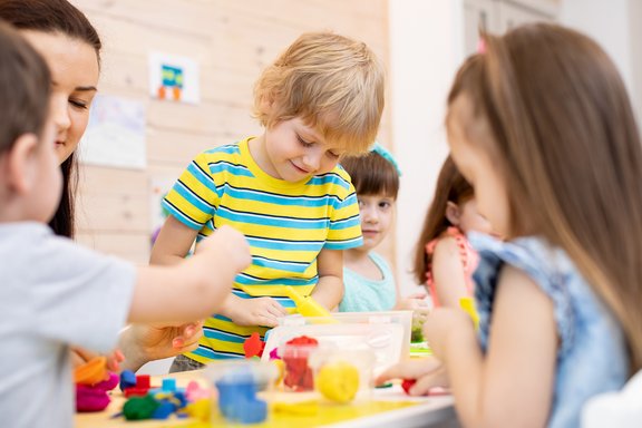 Kinder spielen