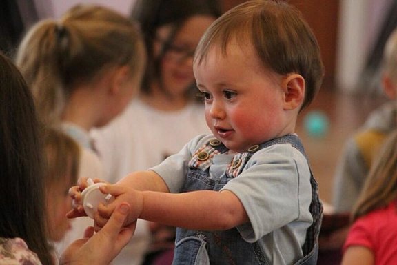 Inklusion Kind gibt anderen Kindern etwas