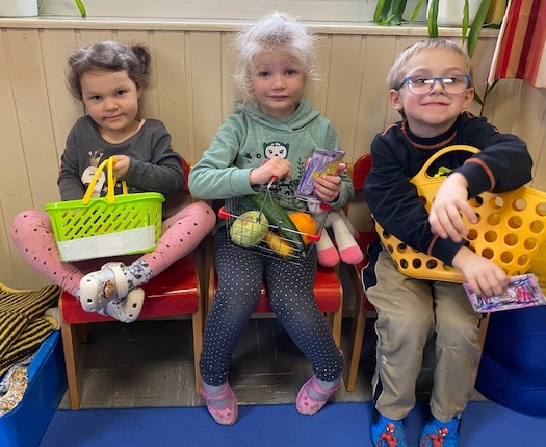 Kinder mit Obstkörben