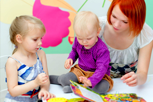 Erzieherin mit Kindern